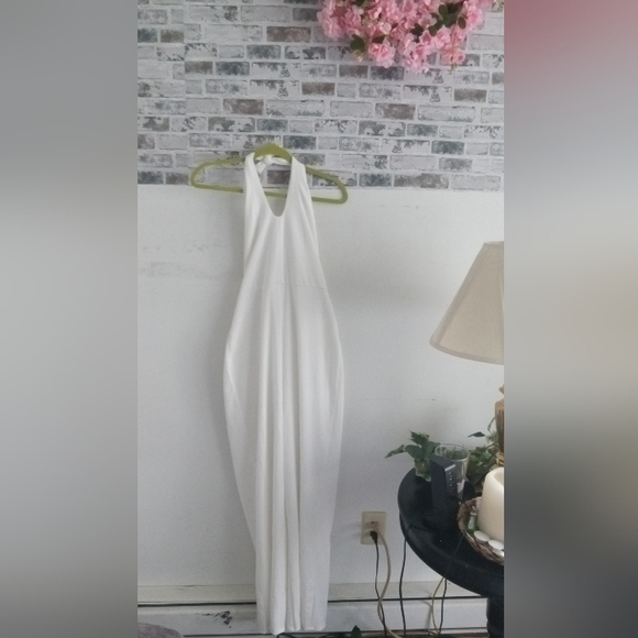 Elegant White Sleeveless Jumpsuit - Picture 1 of 7